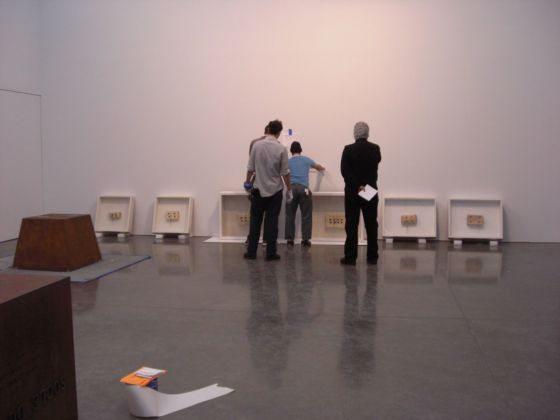 Germano Celant durante l'allestimento della mostra Piero Manzoni, Gagosian Gallery, New York 2009. Photo Rosalia Pasqualino di Marineo, Fondazione Piero Manzoni