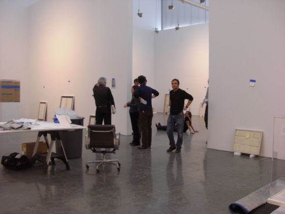 Germano Celant durante l'allestimento della mostra Piero Manzoni, Gagosian Gallery, New York 2009. Photo Rosalia Pasqualino di Marineo, Fondazione Piero Manzoni