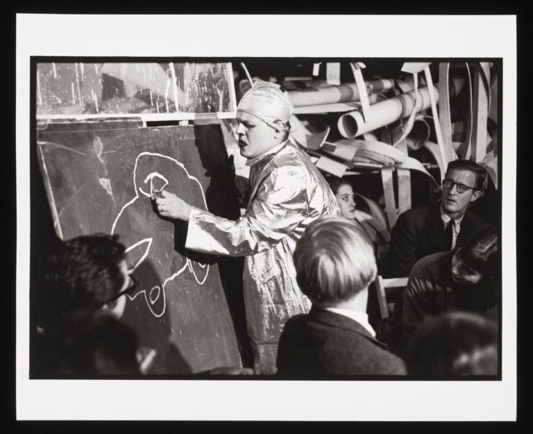 Jim Dine in Car Crash, Reuben Gallery, New York, 1 6 novembre 1960. Photos Robert R. McElroy. Getty Research Institute, Los Angeles © J. Paul Getty Trust