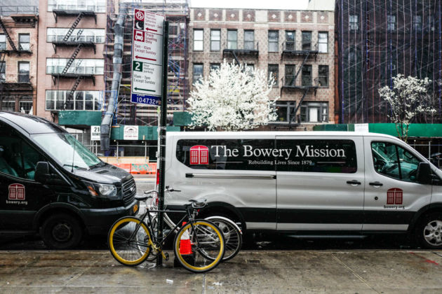 Un furgone di fronte alla Bowery Mission durante il lockdown, 28 marzo 2020 (Foto di Francesca Magnani)