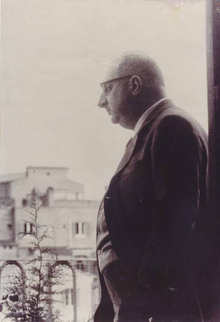 Manganelli contempla il panorama, anni Sessanta. Archivio Lietta Manganelli