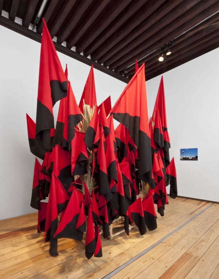 Minerva Cuevas, Banderas, 2012. Courtesy of the artist and kurimanzutto, Mexico City. Photo Michel Zabé Omar Luis Olguín, 2012