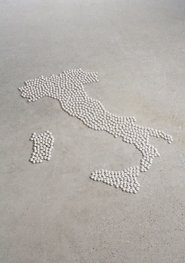 POL, Paolo Polloniato, 630 L.A.I.M.L.M.S., 2013, terra bianca in monocottura, 250x180 cm, ph. POL, courtesy l’artista