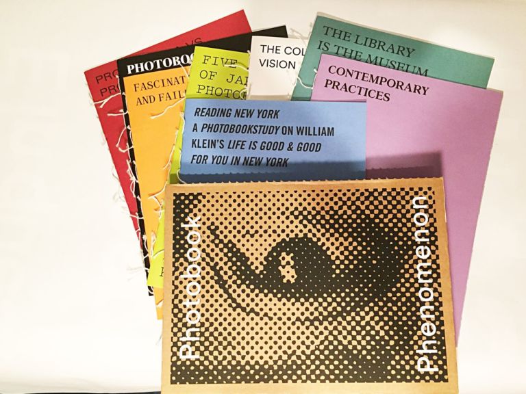 Phenomeno Photobook, particolare dell’allestimento della mostra a Barcelona 2017 e catalogo