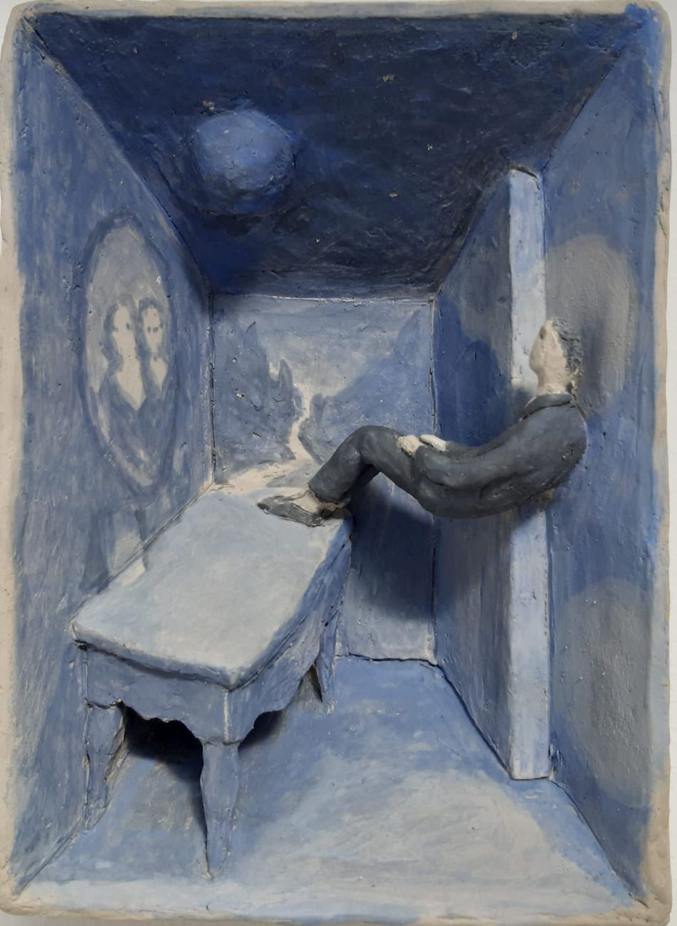 Pino Deodato, Il cielo in una stanza, terracotta a ingobbio, 20 x 25 x 8 cm, 2020