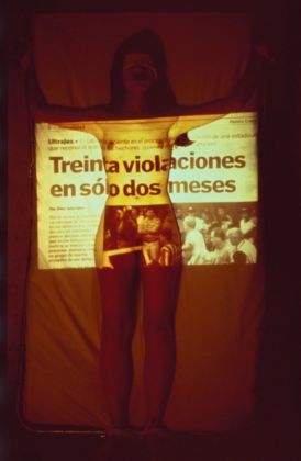 Regina José Galindo, El dolor en un peñuelo, 1999, Guatemala. Stampa lambda su forex, 150x100 cm. Photo credit Marvin Olivares. Courtesy dell'artista e PrometeoGallery, Lucca Milano