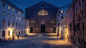 Un’installazione luminosa a Venezia ci parla dell’innalzamento dei mari. Il programma di eventi