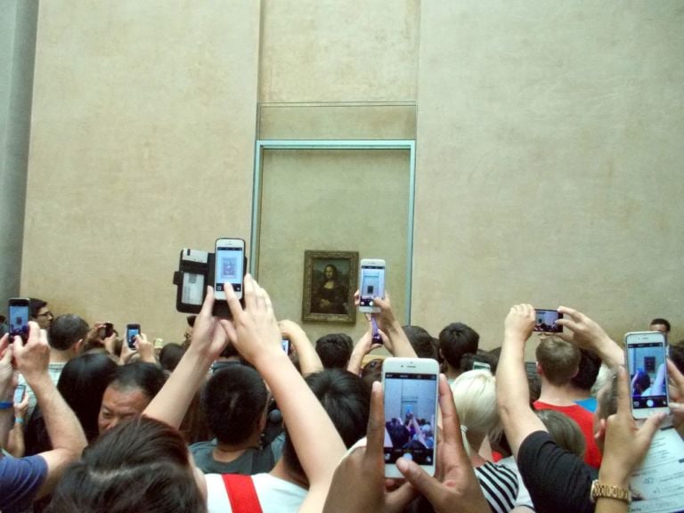 Turisti che fotografano la Gioconda al Museo del Louvre, Parigi