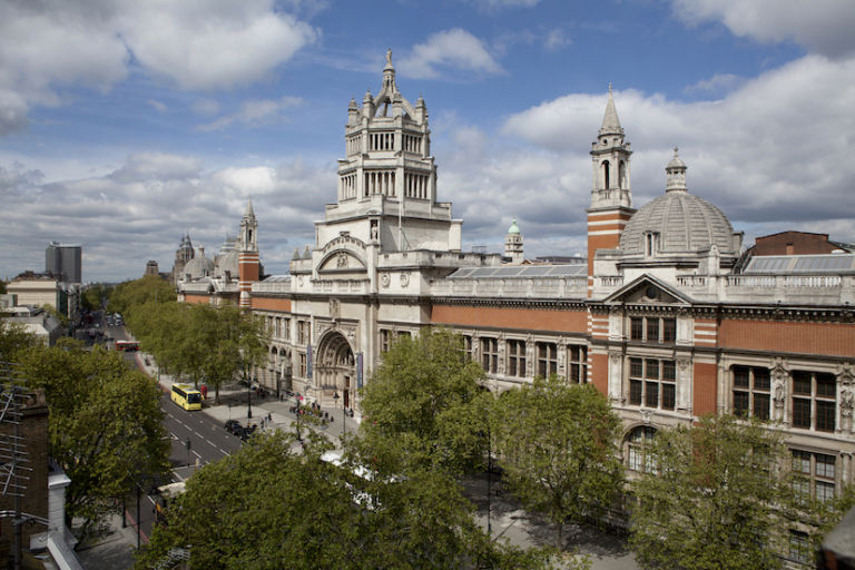 Il Victoria and Albert di Londra apre la collezione fotografica più antica del mondo