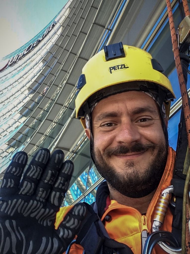 Dimitar Harizanov, il fotografo Spiderman di Milano