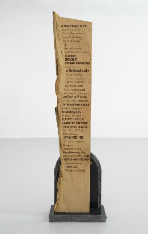 Guendalina Cerruti,Lapide in granito grigio scuro legno di cedro con bordo vivo pirografo-messaggi di auguri