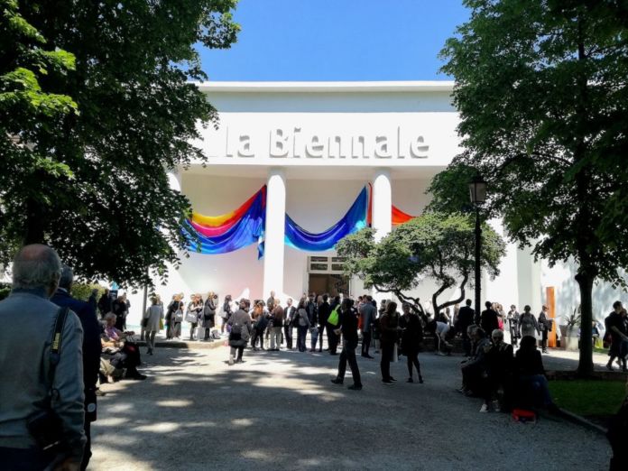 Piazza Ucraina: alla Biennale di Venezia l’installazione solidale