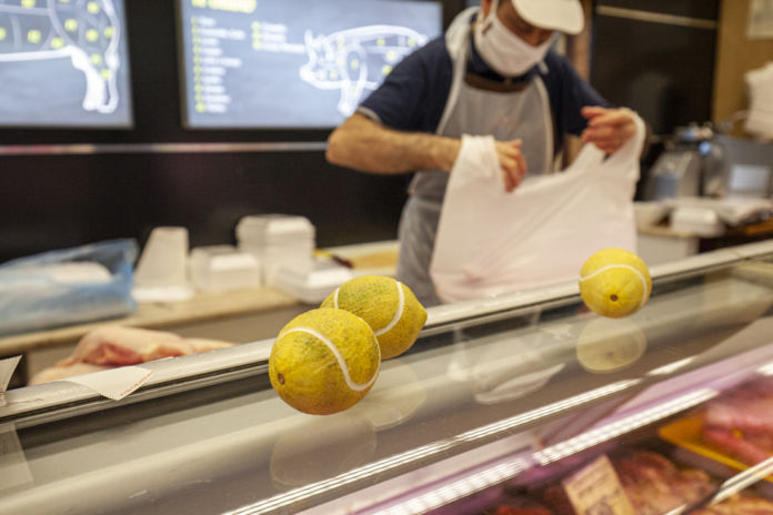 Domenico Laterza, limoni da tennis 10cents Art At The Supermarket by Giuseppina Giordano Zero Edition, Mazara del Vallo ph Benito Frazzetta Domenico Laterza, limoni da tennis 10cents Art At The Supermarket by Giuseppina Giordano Zero Edition, Mazara del Vallo ph Benito Frazzetta