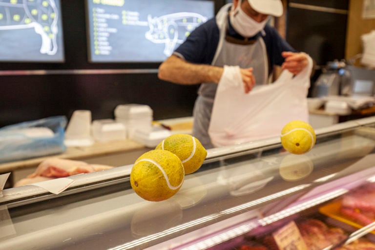 Domenico Laterza, limoni da tennis 10cents Art At The Supermarket by Giuseppina Giordano Zero Edition, Mazara del Vallo ph Benito Frazzetta