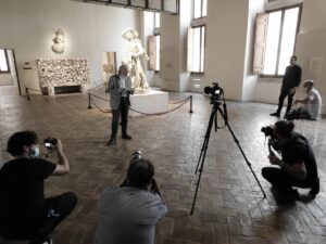 Abel Ferrara a Palazzo Altemps legge le poesie di Gabriele Tinti sotto il Galata suicida. Le foto