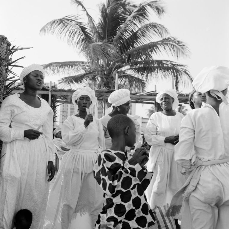 Akinbode Akinbiyi, Bar Beach, Victoria Island, Lagos, 2006. From the series Sea Never Dry. Courtesy the artist