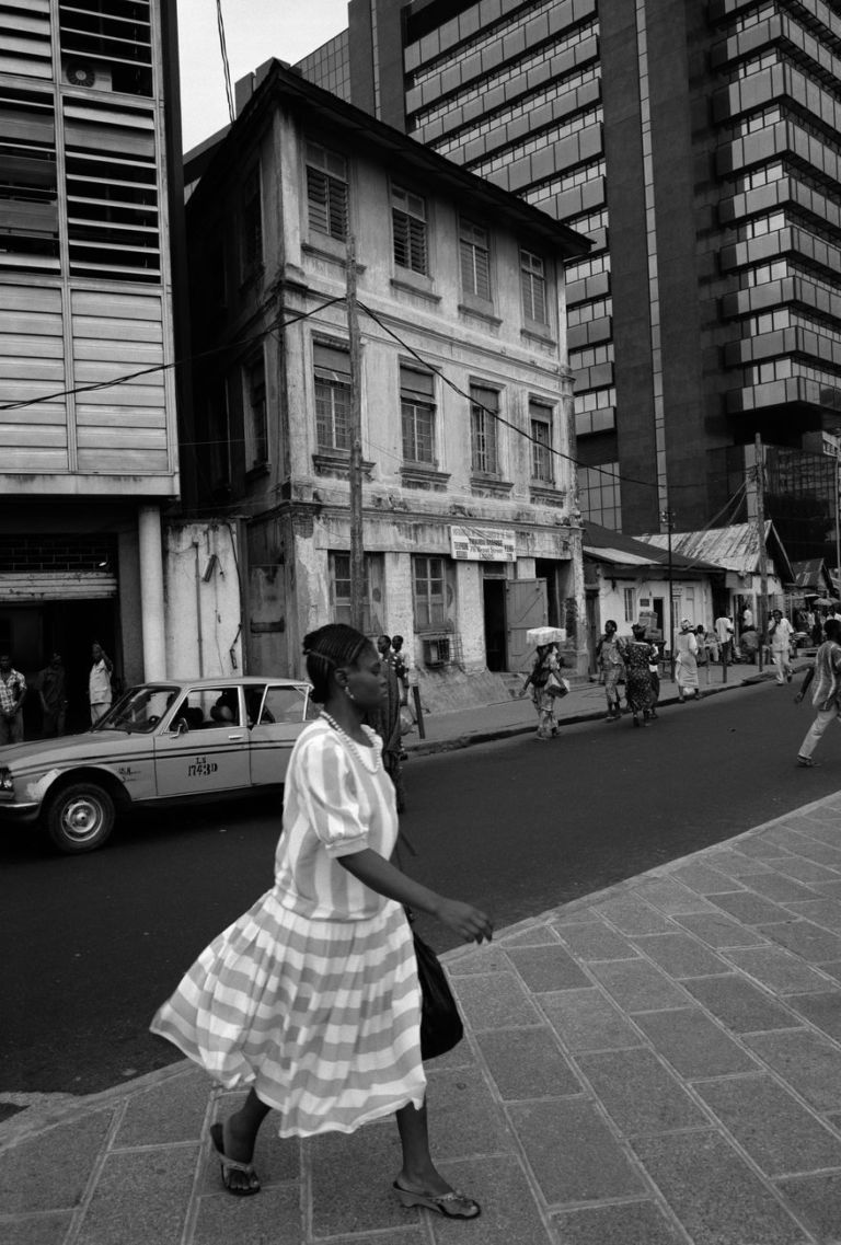 Akinbode Akinbiyi, Lagos Island, Lagos, 1988. From the series Lagos: All Roads. Courtesy the artist