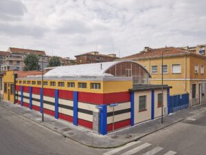 “La Facciata”, il wall drawing di 45 metri firmato Nathalie Du Pasquier per Assab One a Milano