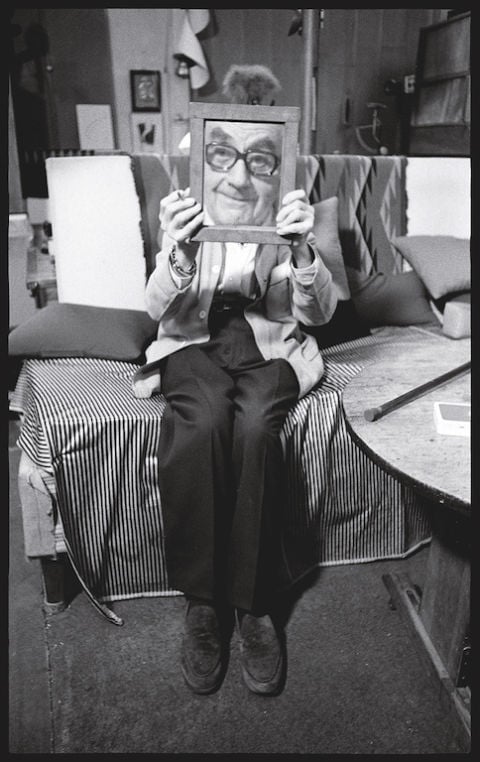 Man Ray – 1976 Il creativo per eccellenza, Man Ray, fotografato da Oliviero Toscani nel suo studio parigino di Place Saint-Sulpice. Questa è una delle ultime fotografie conosciute di Man Ray, che morirà quello stesso anno.