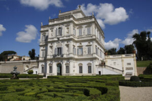 Gli Stati Generali si stanno svolgendo nella magnifica Villa Doria Pamphilj. Qual è la sua storia?