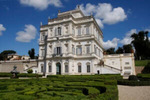 Gli Stati Generali si stanno svolgendo nella magnifica Villa Doria Pamphilj. Qual è la sua storia?