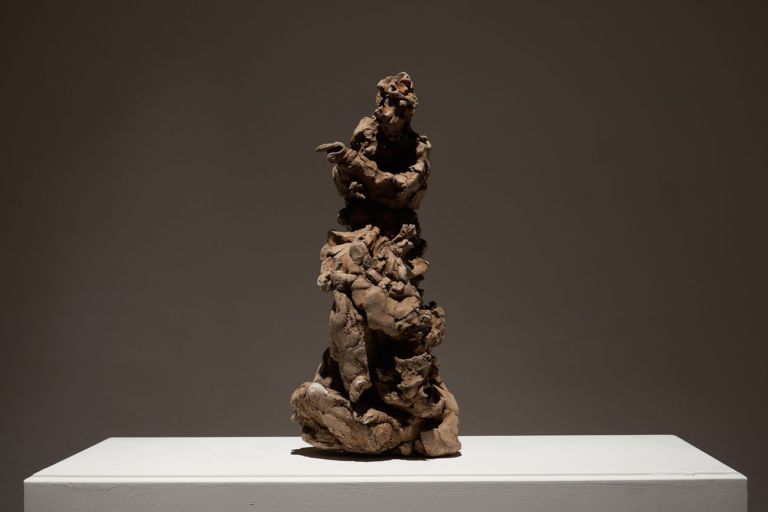 Emanuele Becheri, Figura, 2018, ceramica. Courtesy l'artista. Photo Paolo Meoni