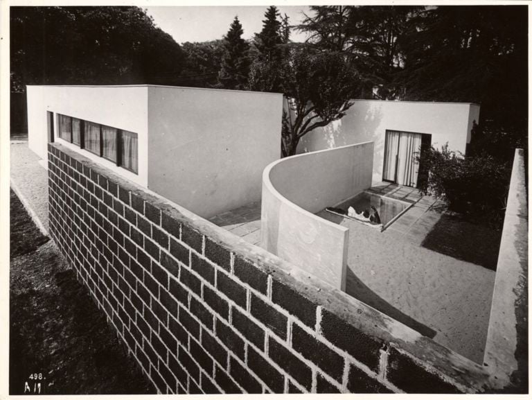 Figini e Pollini, Villa studio per un artista alla V Triennale di Milano del 1933, veduta del solario con la scultura di Lucio Fontana. Photo Crimella. Mart, Archivio del ‘900, Fondo Figini-Pollini