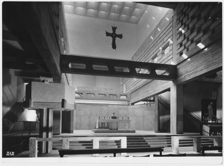 Figini e Pollini, Chiesa della Madonna dei Poveri, Milano, 1952 54, veduta interna. Photo Fortunati. Mart, Archivio del ‘900, Fondo Figini Pollini