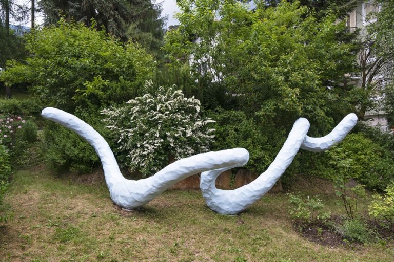 Franz West, (Titel ist ein Zeichen / Il titolo è un segno), 2011, from Biennale Gherdëina VI. Steel, rigid foam, epoxy resin, glass fiber mat, synthetic resin-paint. 230 x 630 x 200 cm. Courtesy HHW Private Fundation, Vienna and Galerie Meyer Kainer, Vienna. Ph. Simon Perathoner.