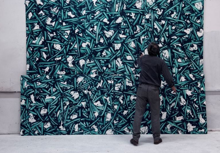 Gianni Asdrubali, Azotrumbo, 2019, pittura industriale su tela (opere indipendenti unite insieme), 360x240cm