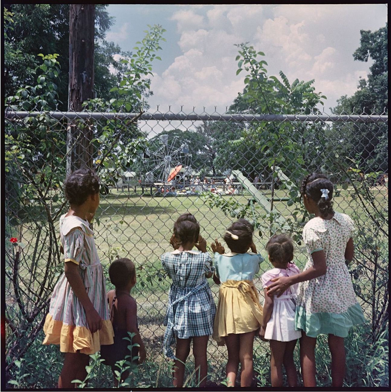 Gordon Parks, Outside Looking In, Mobile, Alabama, 1956. The Gordon Parks Foundation, Pleasantville (NY)