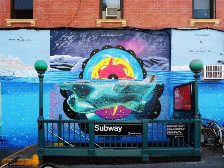 Iena Cruz, Polar Bear, 2015. L’opera era alla fermata della metropolitana Bedford sulla linea L (Bedford Ave e Sixth Street), a Williamsburg, New York. È stata cancellata. Photo courtesy of the artist