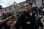 1 giugno 2020 - il capo della polizia Cory Palka si inginocchia di fronte ai manifestanti pacifici ©fabianocaputo