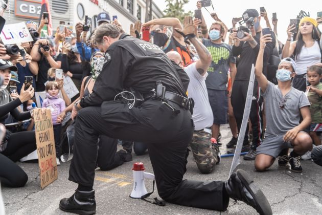 1 giugno 2020 - il capo della polizia Cory Palka si inginocchia di fronte ai manifestanti pacifici ©fabianocaputo