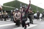 2 giugno 2020 - proteste su Hollywood Blvd l’ufficiale capo si inginocchia con il capo dei manifestanti Quentan Mcguire ©fabianocaputo