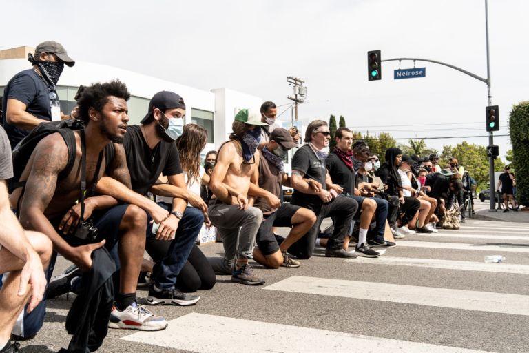 2 giugno 2020 - proteste su Hollywood Blvd l’ufficiale capo si inginocchia con il capo dei manifestanti Quentan Mcguire ©fabianocaputo