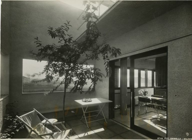 L. Figini, Casa Figini al Villaggio dei giornalisti di Milano, 1933-35, veduta del terrazzo e della sala da pranzo al primo piano. Photo Crimella. Mart, Archivio del ‘900, Fondo Figini-Pollini