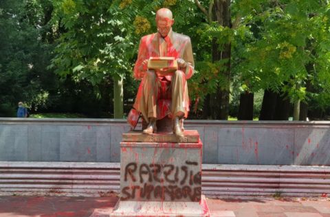 La statua di Indro Montanelli a Milano vandalizzata, 2020