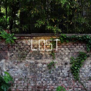 #lostandfound, arte pubblica sui navigli a Milano. Neon sui muri della Martesana a Villa Singer