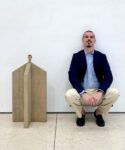 Memmo Grilli con Turm (2007, pioppo e vernice, cm 79x40x40) di Stephan Balkenhol