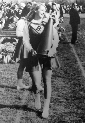 Una giovane Meryl Streep cheerleader nel 1966 Bernards High School, Bernardsville, New Jersey - 1966 Bernards High School yearbook