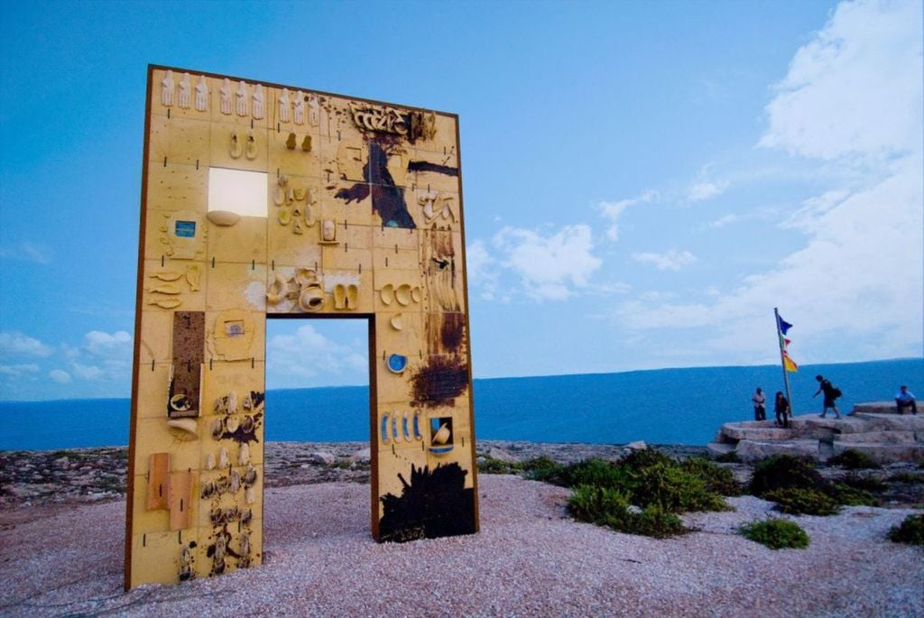 Mimmo Paladino e l’impacchettamento della Porta d’Europa a Lampedusa