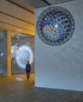 Olafur Eliasson, Sfera di vento freddo (Cold wind sphere), 2012. Acciaio inossidabile, vetro colorato (blu, azzurro e grigio chiaro), specchio, filtro di vetro a effetto cromatico (blu), lampadina. Diametro 170 cm. Vista dell’installazione: Tate Modern, Londra, 2019. Foto: Anders Sune Berg. Centre Pompidou, Parigi © 2012 Olafur Eliasson