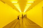 Olafur Eliasson, Stanza per un colore (Room for one color), 1997. Lampade monofrequenza. Dimensioni variabiliVista dell’installazione: PinchukArtCentre, Kiev, 2011. Foto: Dmitry Baranov. Cortesia dell’artista; neugerriemschneider, Berlino; Tanya Bonakdar Gallery, New York / Los Angeles © 1997 Olafur Eliasson