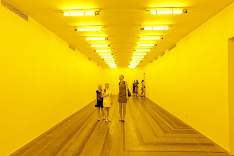 Olafur Eliasson, Stanza per un colore (Room for one color), 1997. Lampade monofrequenza. Dimensioni variabiliVista dell’installazione: PinchukArtCentre, Kiev, 2011. Foto: Dmitry Baranov. Cortesia dell’artista; neugerriemschneider, Berlino; Tanya Bonakdar Gallery, New York / Los Angeles © 1997 Olafur Eliasson