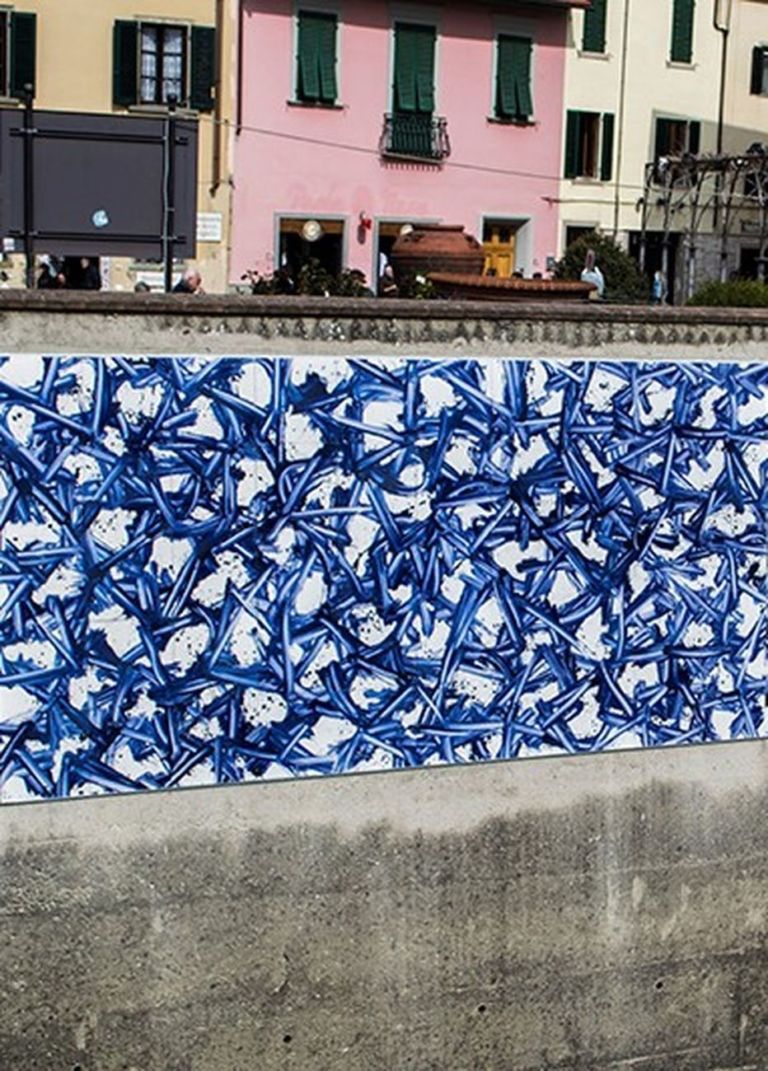 Particolare dell'opera in ceramica di Gianni Asdrubali sull'argine del fiume Pesa, Montelupo, 2015, 12x3 m