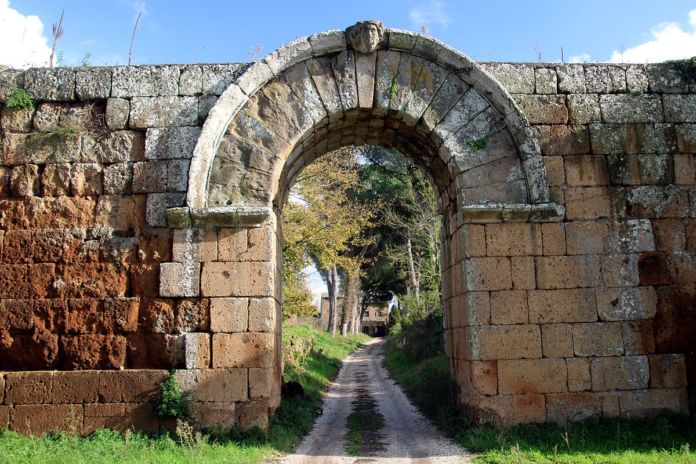Porta di Giove, Falerii Novi via Wikipedia