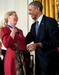 Il presidente Barack Obama presenta la medaglia presidenziale della libertà all'attrice Meryl Streep durante una cerimonia nella sala orientale della Casa Bianca, il 24 novembre 2014. (Foto della Casa Bianca ufficiale di Pete Souza)