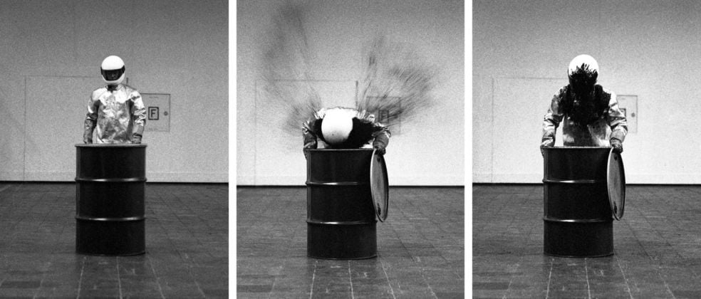 Roman Signer, Barrell with Explosion (Düsseldorf), 1992. Courtesy dell’artista e Häusler, Monaco, Zurigo