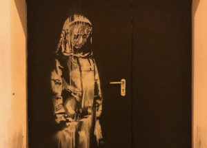 Ritrovata in Abruzzo la porta del Bataclan dipinta da Banksy e rubata nel 2019